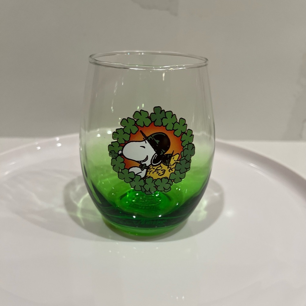 Peanuts featuring Snoopy stemless wine glass